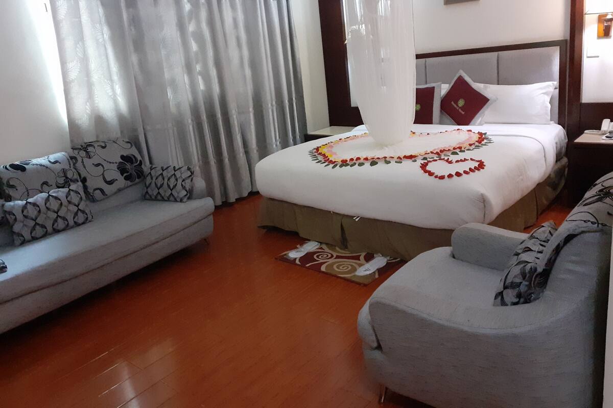 In-room safe, blackout curtains, free WiFi, bed sheets
