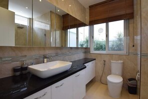 Regendusche, Haartrockner, Handtücher, Toilettenpapier