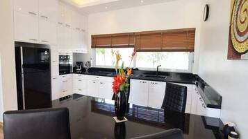 Fridge, oven, stovetop, coffee/tea maker