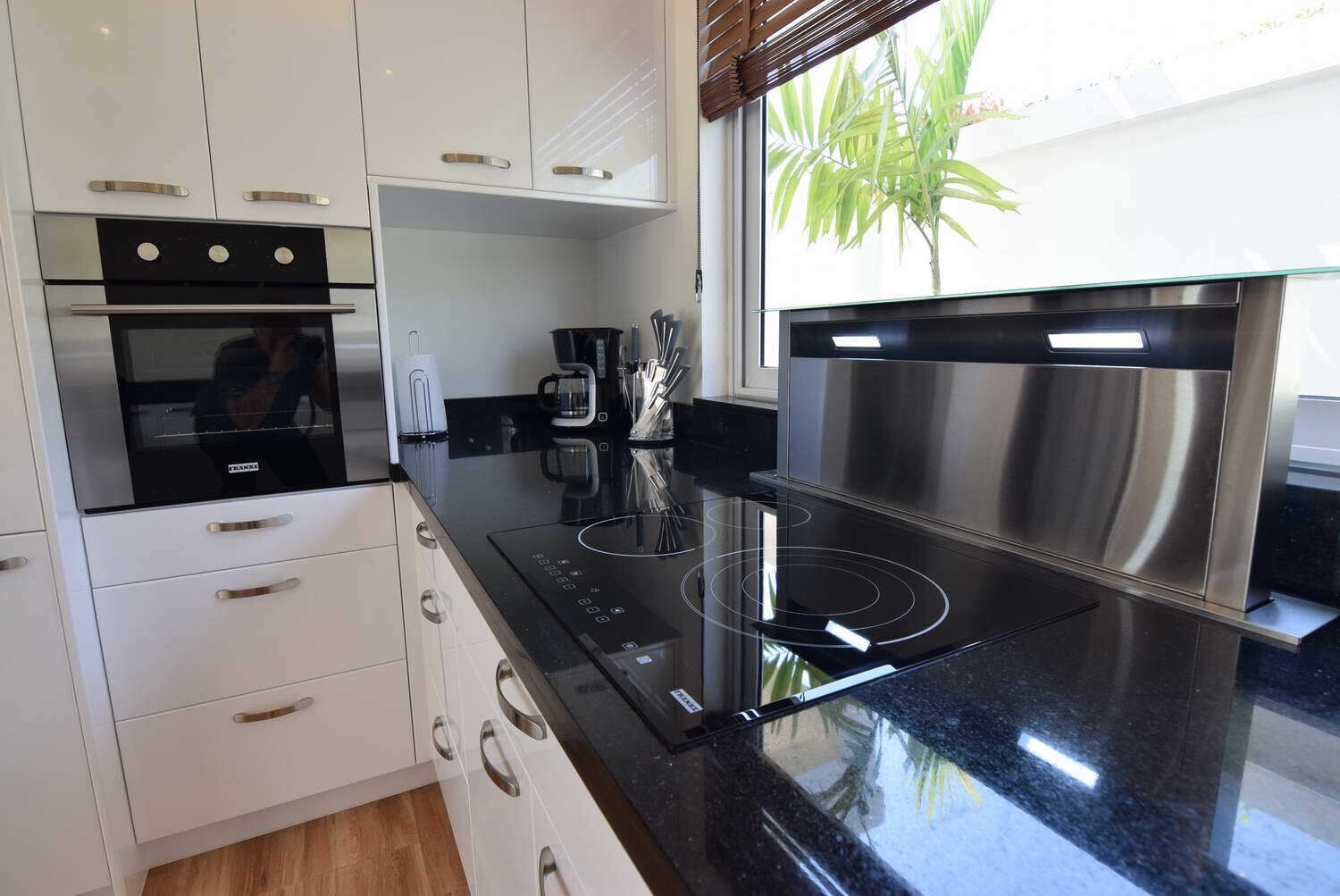 Fridge, oven, stovetop, coffee/tea maker