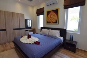 2 bedrooms, in-room safe, iron/ironing board, WiFi