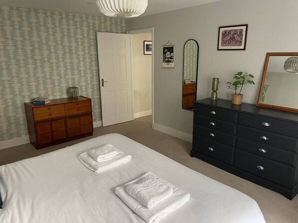 2 bedrooms, iron/ironing board, WiFi