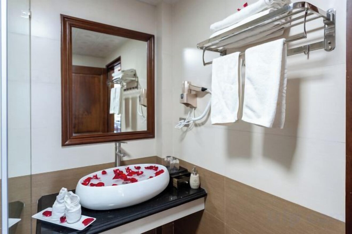 Regadera, amenidades de baño de diseñador, secadora de cabello, batas 