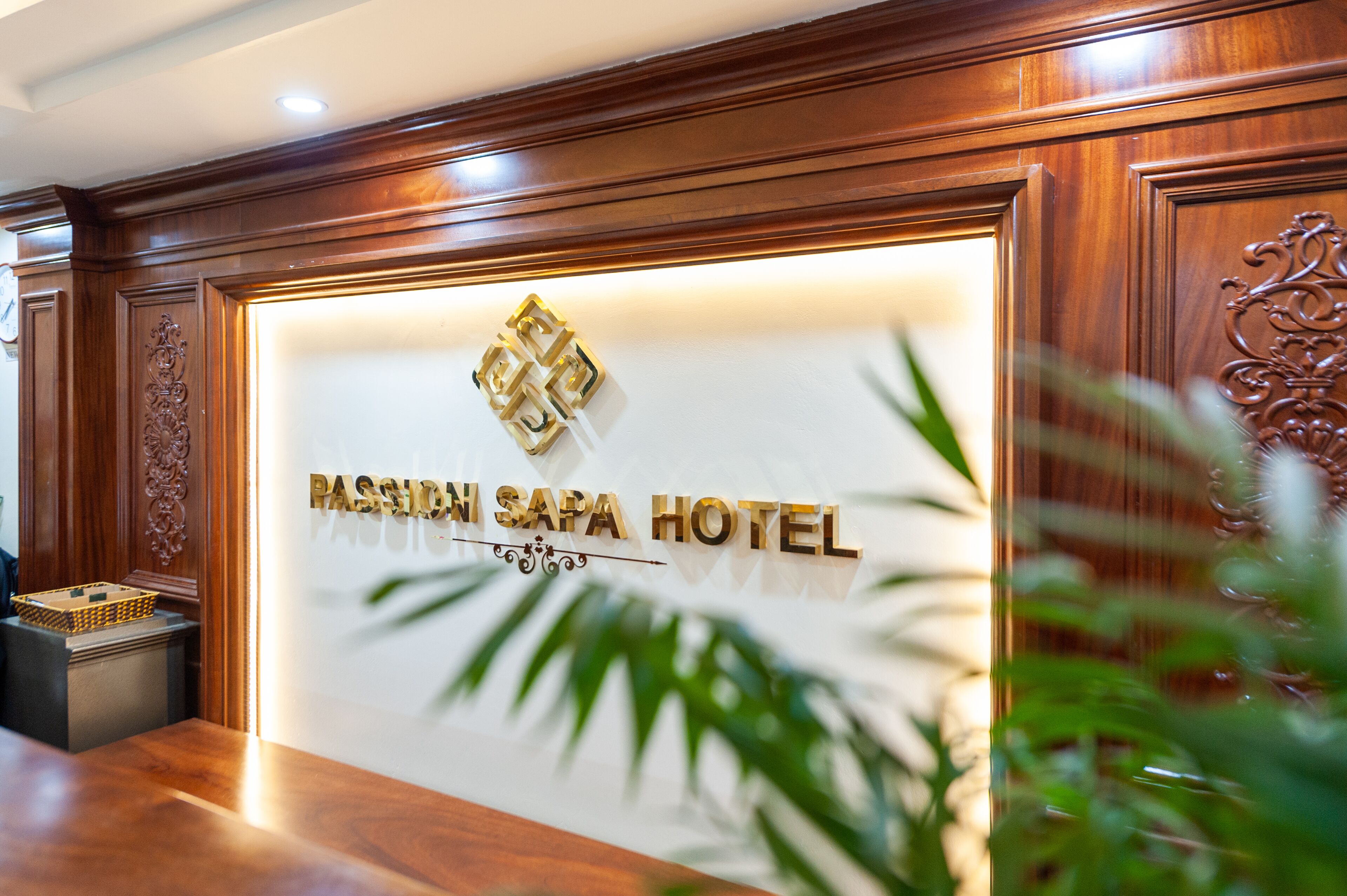 Een receptiebalie met een bord voor PASSION SARA HOTEL.