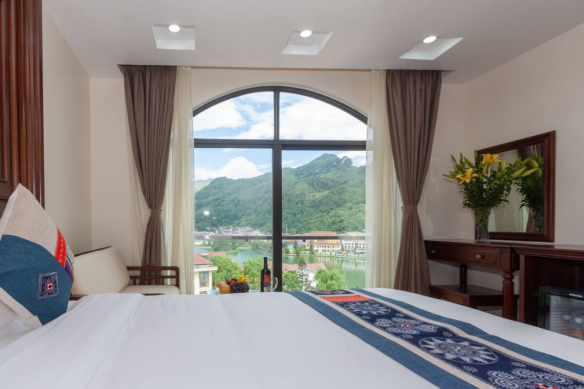 Roupas de cama premium, frigobar, cofres nos quartos, escrivaninha