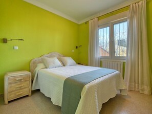 3 slaapkamers, een strijkplank/strijkijzer, wifi