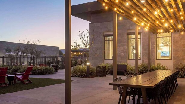 Outdoor dining - Homewood Suites by Hilton Long Beach Airport (Long Beach)