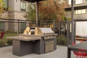 Outdoor dining - Homewood Suites by Hilton Long Beach Airport (Long Beach)