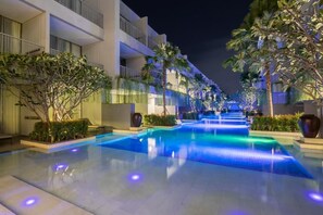 Una piscina al aire libre