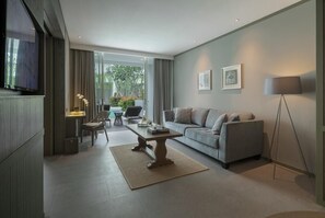 TV, fireplace, DVD player, music library - The Premier Sunshine Seminyak Suite (Kabupaten Badung)