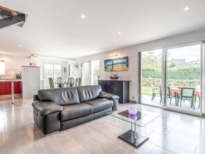 Televisie en een open haard