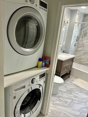 Ducha y bañera combinadas, secador de pelo, toallas y jabón
