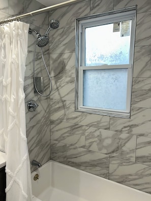 Bañera con ducha, secador de pelo, toallas, jabón