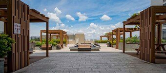 The Goldview Residence - Deluxe Apartments - Free Gym/Pool and Airport Pick Up