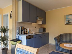 Kjøleskap, mikrobølgeovn, oppvaskmaskin og kaffetrakter/tekoker