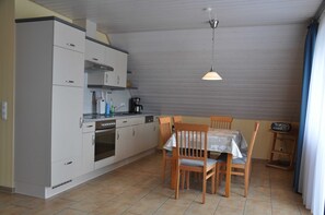 Kühlschrank, Mikrowelle, Ofen, Geschirrspüler