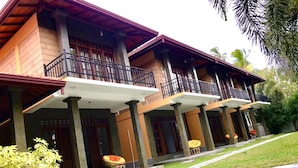A multi-story building with balconies and a covered walkway. - Ravan Tangalle (Tangalle)