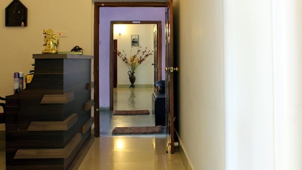 A hallway with a staircase leading to a door marked "WELCOME". - The Shelter Hotel - Port Blair (Port Blair)