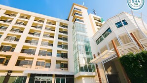 A multi-story hotel with a modern design, featuring balconies and large windows. - Ratchaphruek Pavilion (Nakhon Pathom)