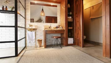 Separate tub and shower, deep soaking tub, rainfall showerhead