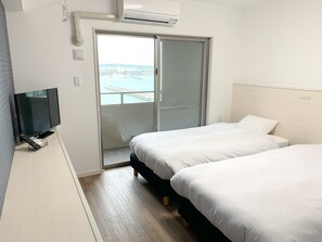 Apartemen Keluarga, 2 kamar tidur, pemandangan samudra | Tirai kedap cahaya, setrika/meja setrika, Wi-Fi gratis, dan seprai linen