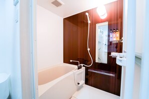 Separat badekar og dusj og dusjhode med hydromassaje