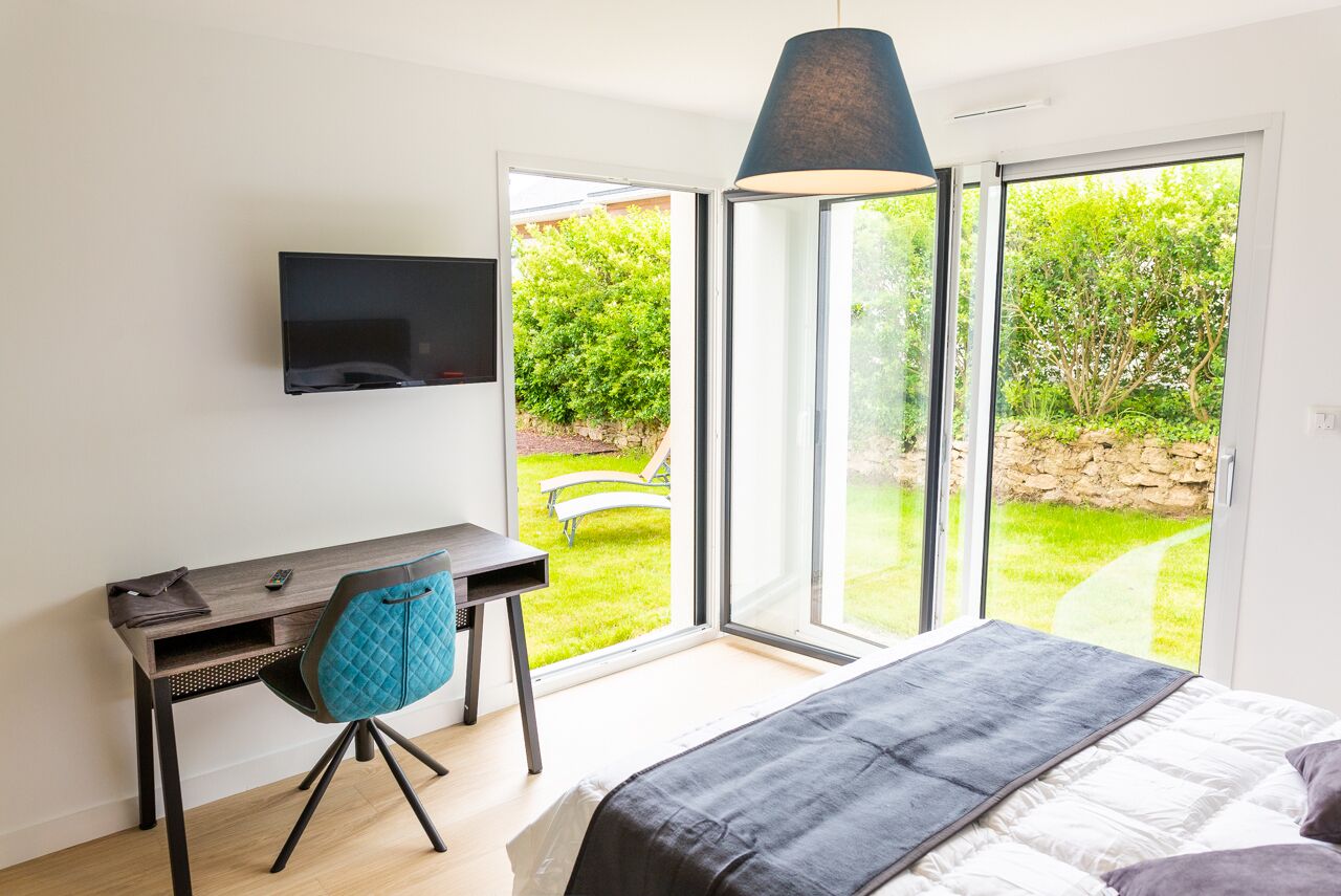 4 bedrooms, desk, iron/ironing board, travel cot