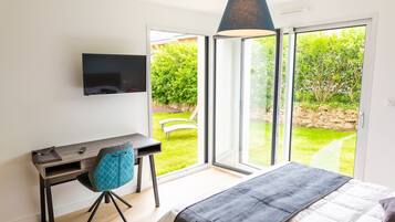 4 bedrooms, desk, iron/ironing board, travel cot