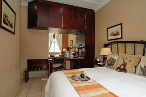 Room Three | Premium bedding, laptop workspace, soundproofing, iron/ironing board - Acorn B&B in Durban (Durban)