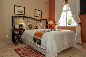 Huone | Ylelliset vuodevaatteet, kannettavalle tietokoneelle sopiva työtila