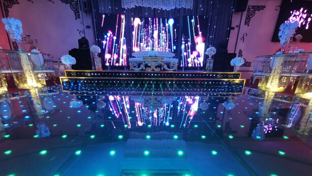 Una habitación con escenario, asientos y luces decorativas.