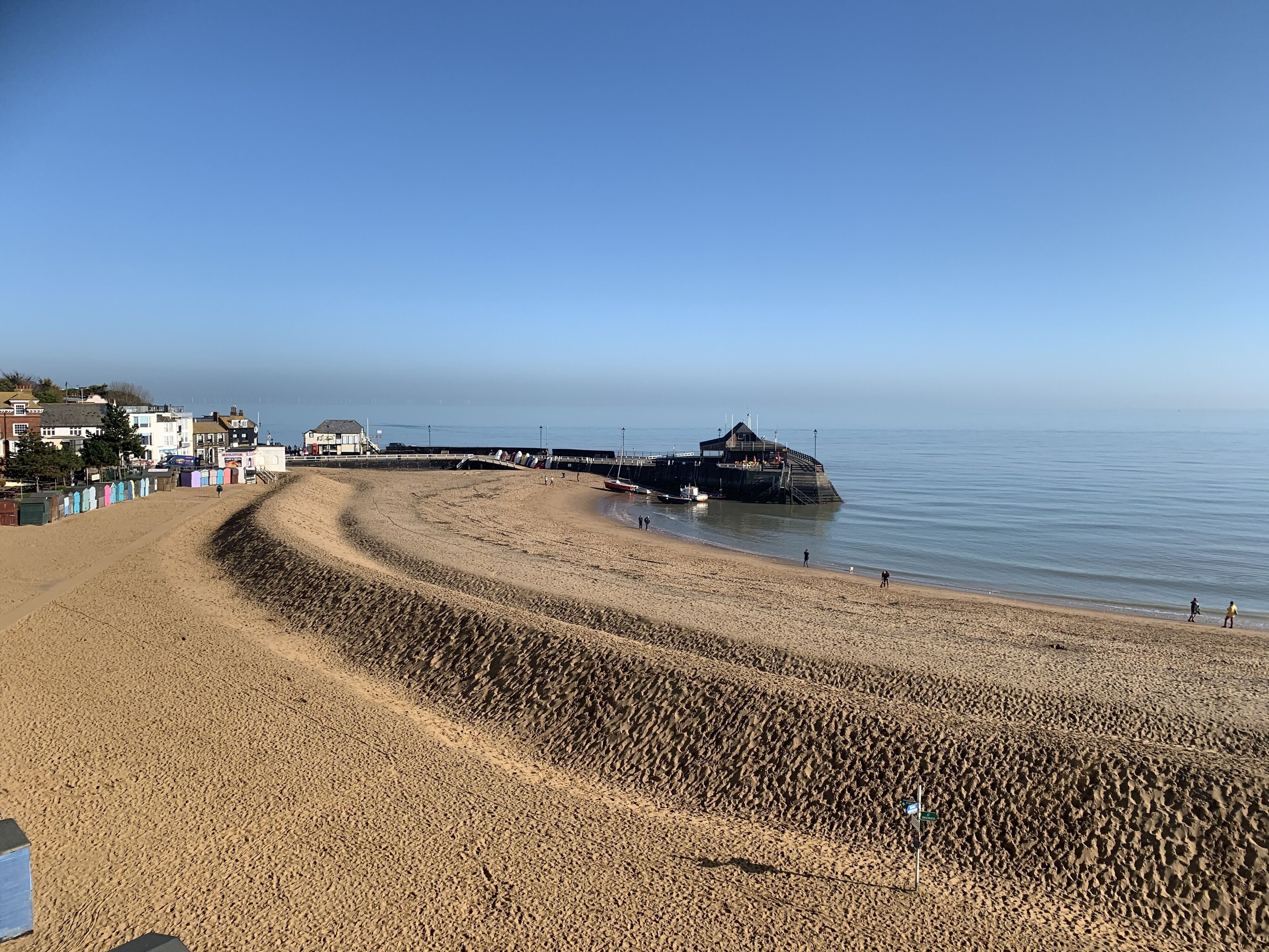 Nära stranden och solstolar