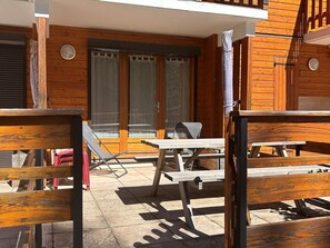 Outdoor dining - Modern family studio with terrace and WIFI (Le Dévoluy)