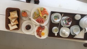 بوفيه فطور مجانًا يوميًا