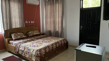 Deluxe Room | Individually furnished, desk, laptop workspace, blackout drapes