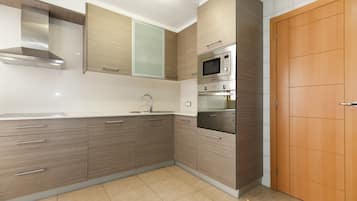 Een koelkast, een magnetron, een oven, een vaatwasser