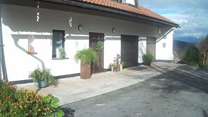Et toetagers hus med tegltag, en veranda og en indkørsel.