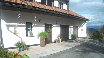 Vista frontal de la propiedad