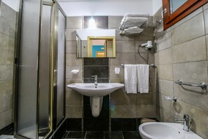 Dusche, Haartrockner, Handtücher