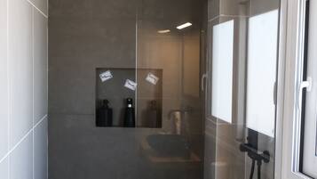 SĂšche-cheveux, serviettes fournies, savon, shampoing