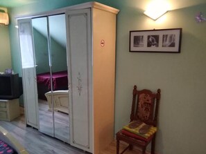 Espacio para trabajar con un portátil y cortinas opacas