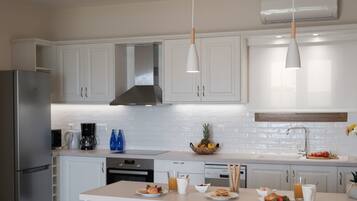 Fridge, oven, stovetop, dishwasher