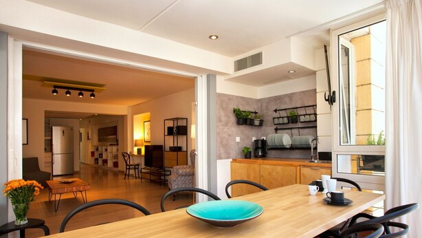 Una cucina moderna con zona pranzo.