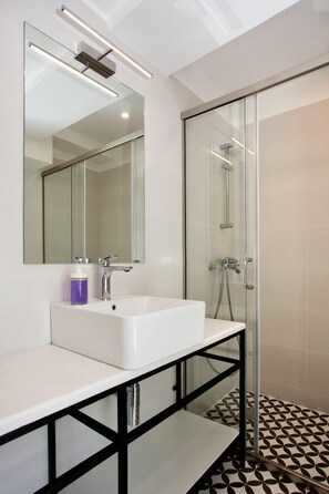 Bathtub, hair dryer, towels, soap - New Stylish 5bd-5ba Apt/Acropolis View/Ideal Location (Athens)
