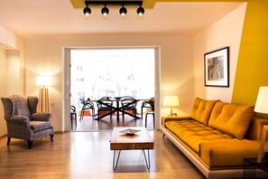 Smart TV, books, stereo - New Stylish 5bd-5ba Apt/Acropolis View/Ideal Location (Athens)