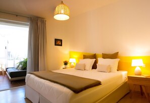 5 makuuhuonetta, työpöytä, silitysrauta/-lauta, vauvan matkasänky