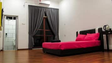 Deluxe Room | Iron/ironing board, free WiFi