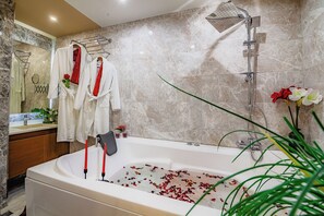 Romantisk suite | Bad | Designertoalettartikler, hårføner, tøfler og håndklær