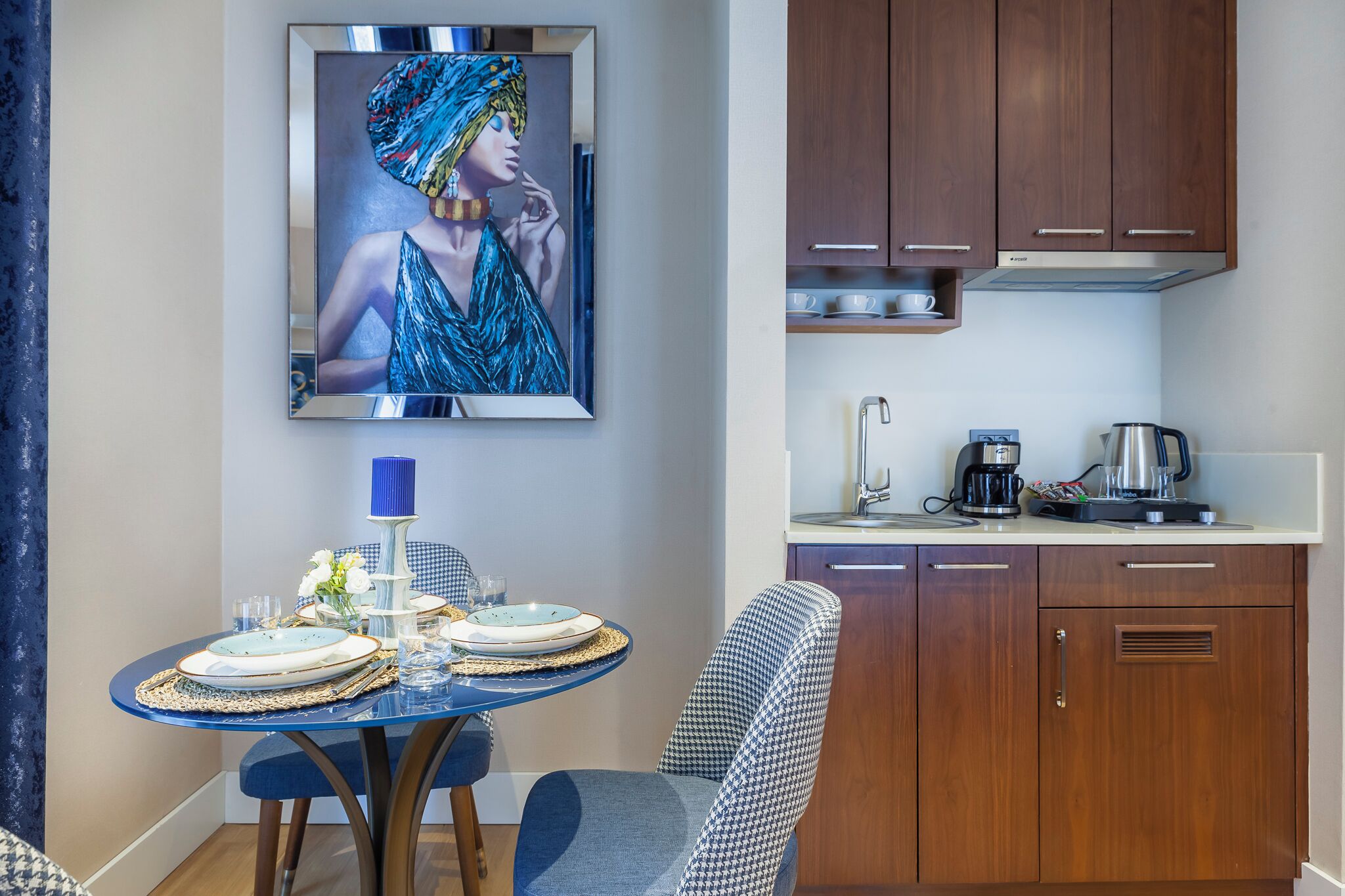 Una cocina moderna con armarios de madera, una cafetera y un hervidor en la encimera.