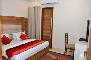 Deluxe Room | 1 bedroom, desk, blackout drapes, soundproofing - Hotel Karam (Amritsar)